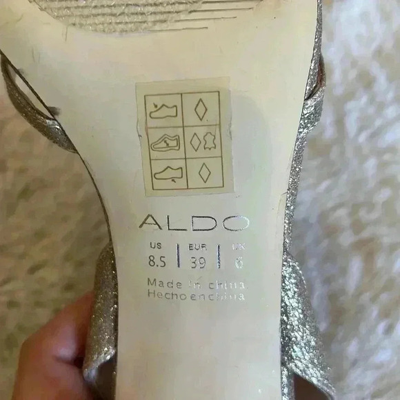 🏷️ SALE Like  New Aldo Gold Sling back sandals. - Picture 8 of 8